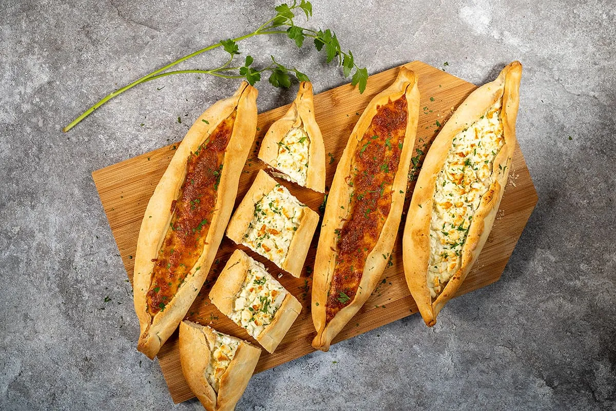 Turkish cheese pide – Peynirli pide