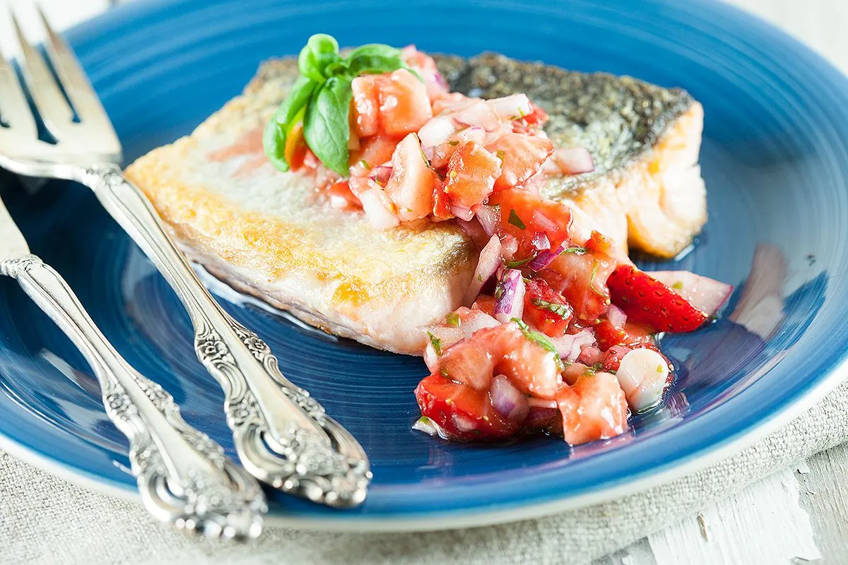 Baked salmon with strawberry salsa