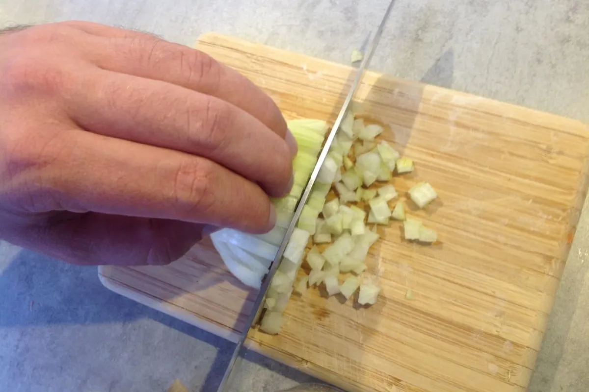 How to properly dice onions