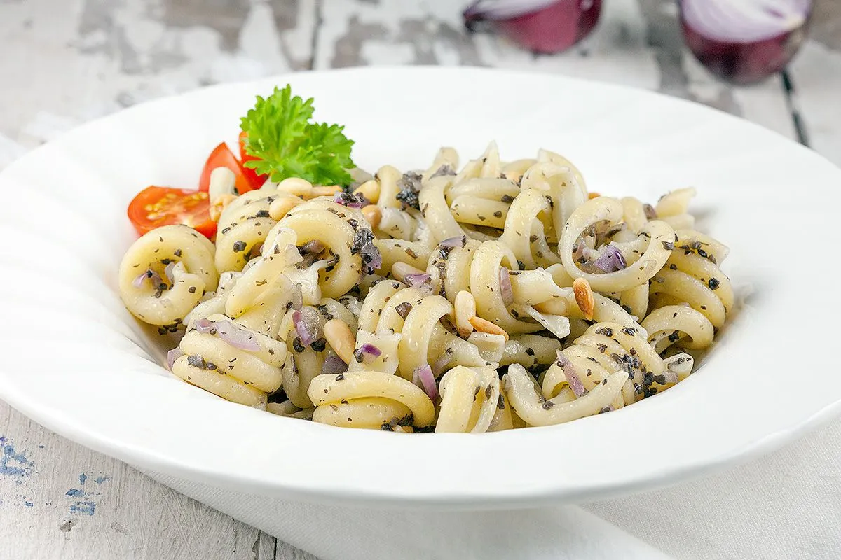 Pasta with truffle and red onion