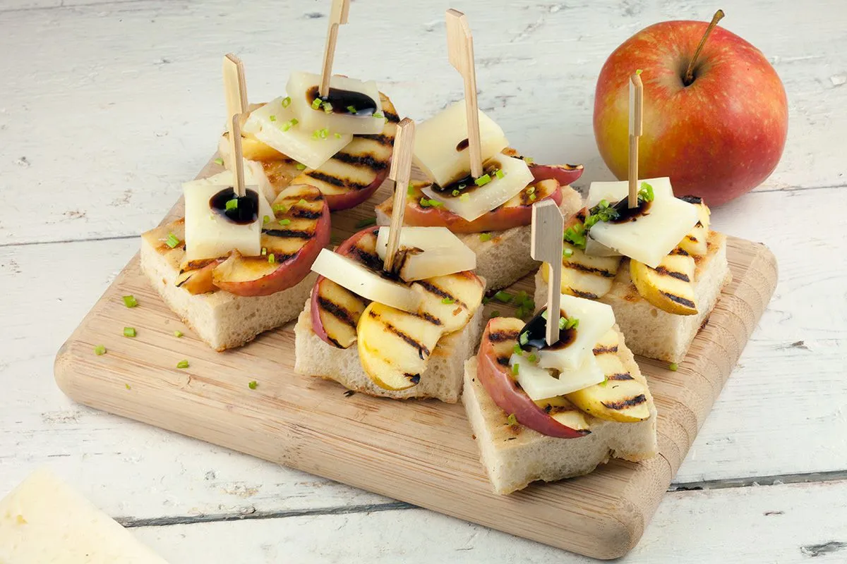 Apple and manchego crostini