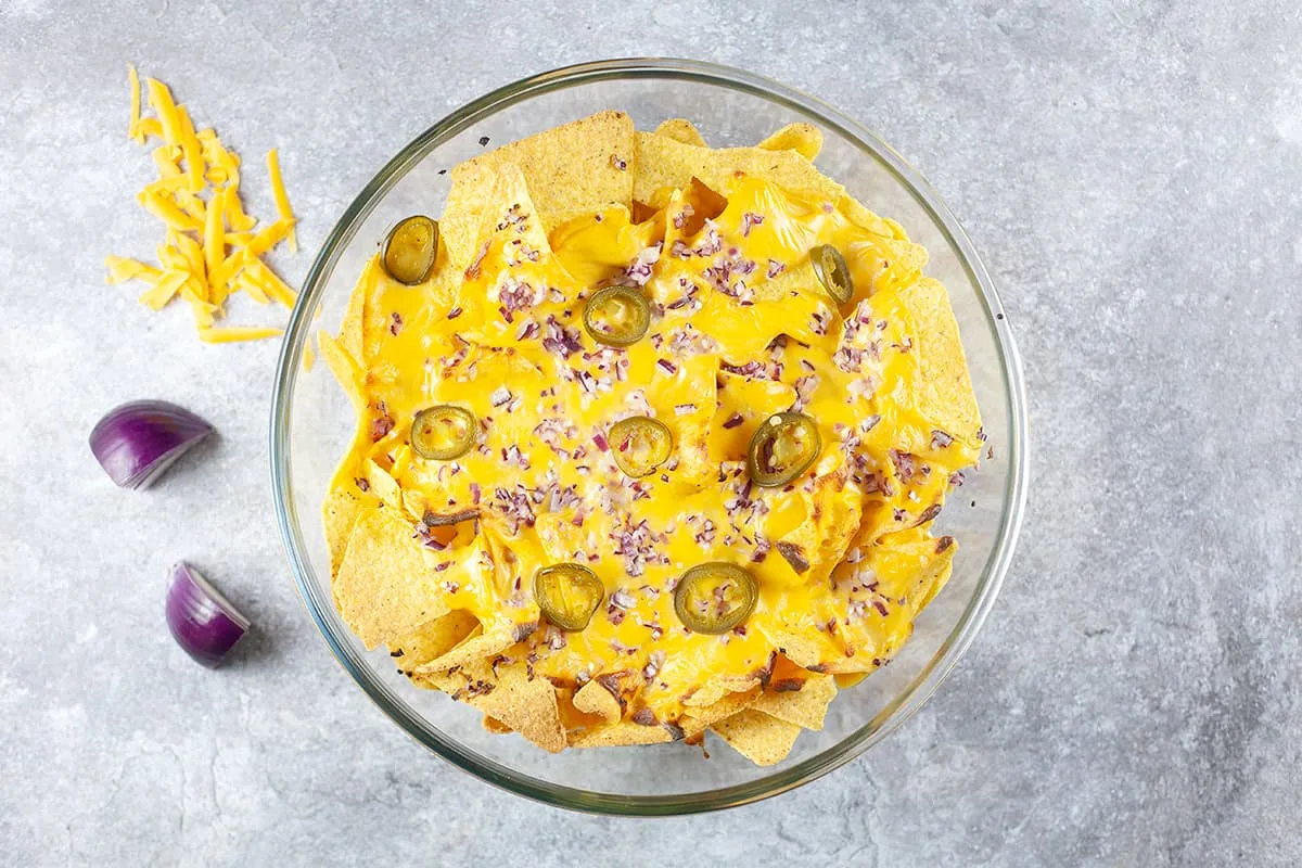 Baked nachos with cheese sauce
