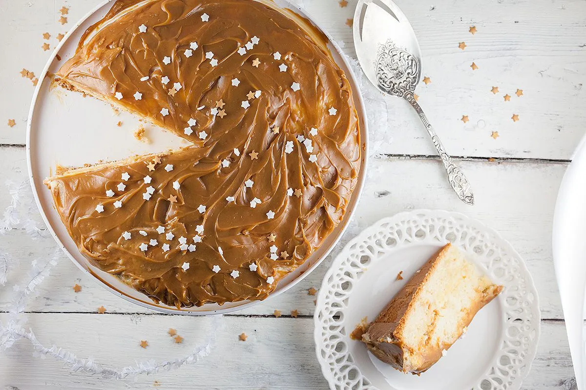 Dulce de leche and vanilla cake