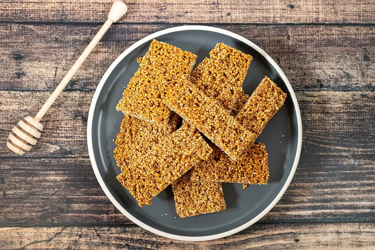 Honey-sesame bars with just 2 ingredients