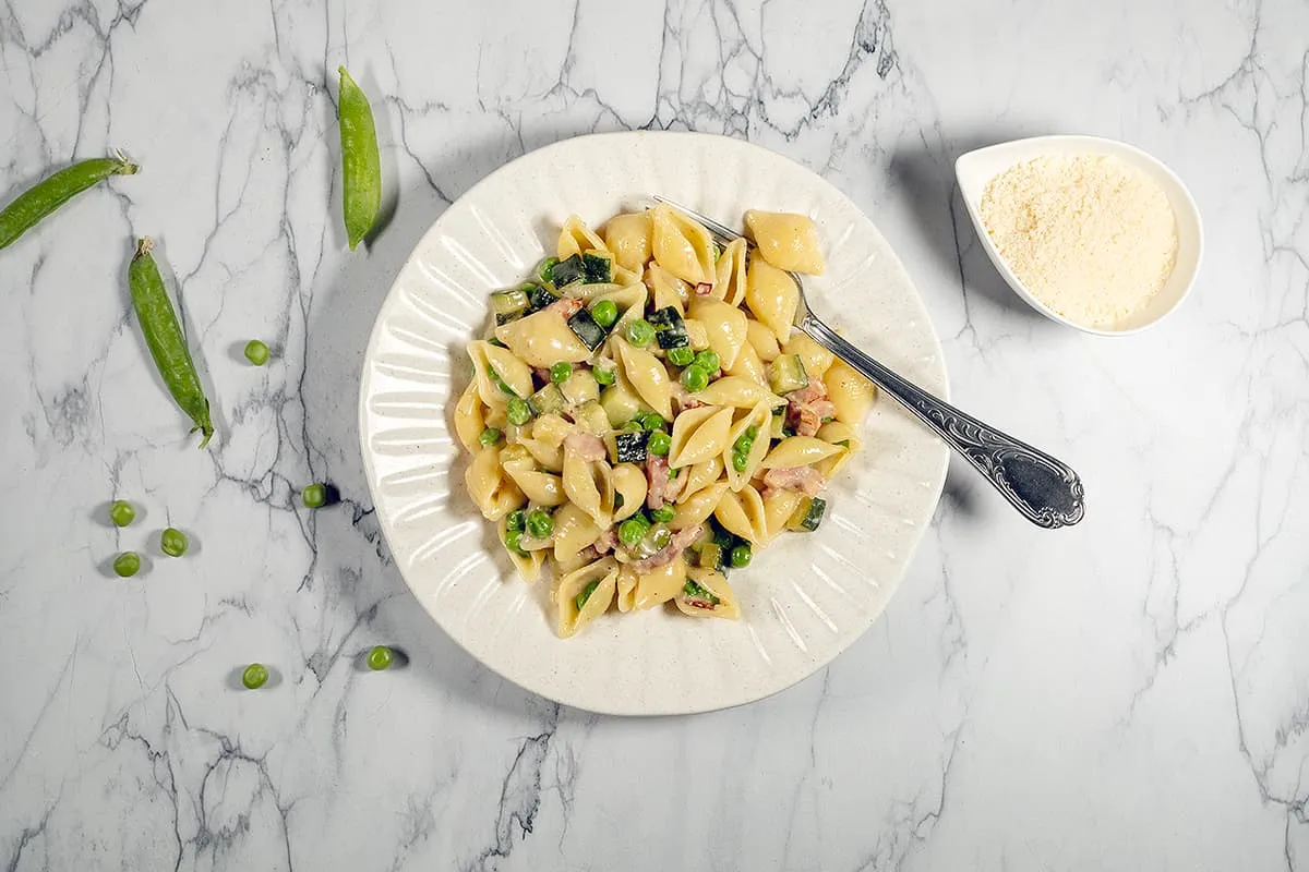 Creamy Pasta with Peas - Delicious with or without Bacon