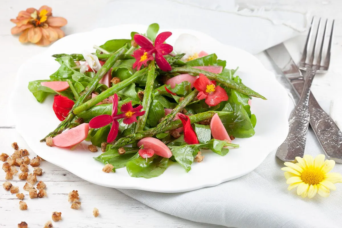 Green asparagus salad with edible flowers