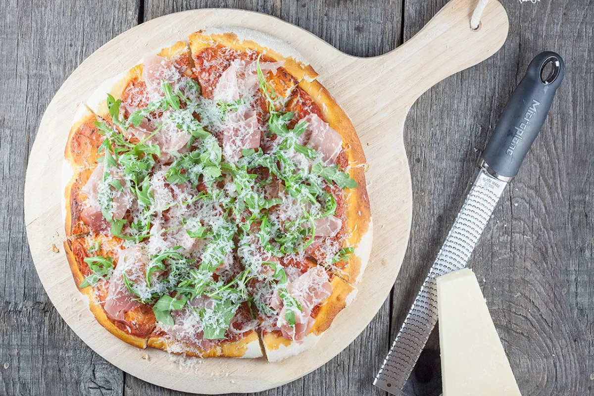 Serrano ham and rocket pizza