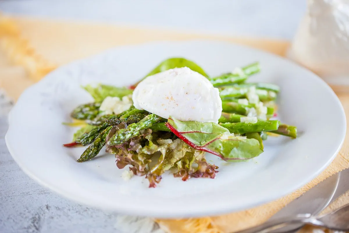 Asparagus and poached egg salad