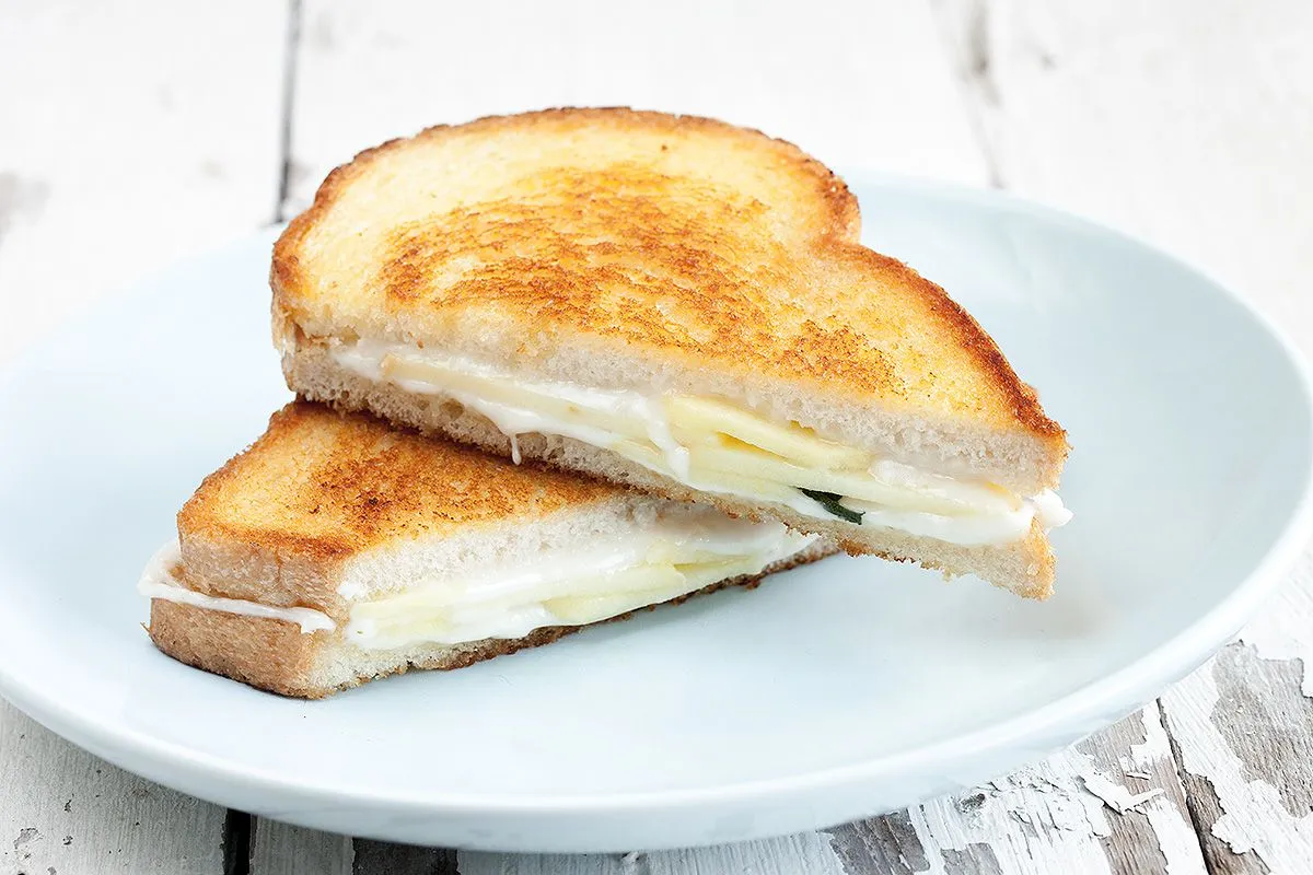 Goat's cheese with apple and sage toastie