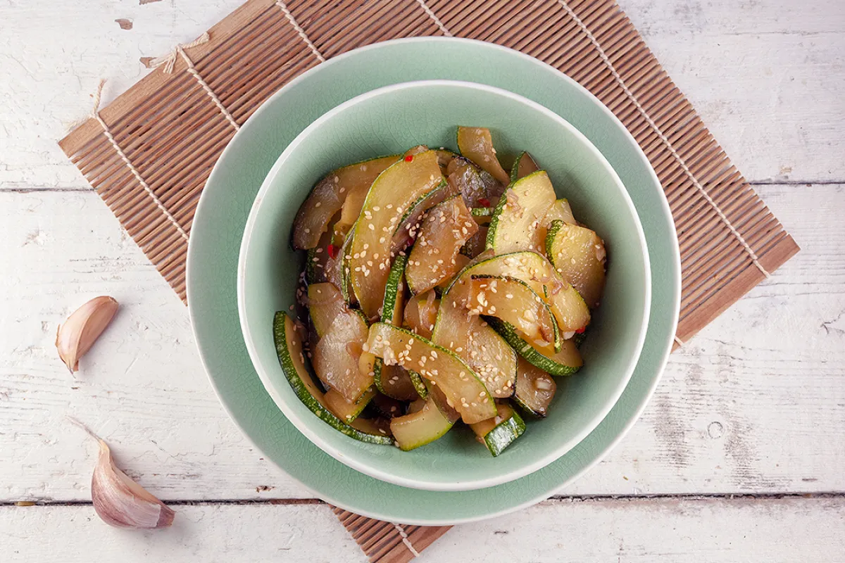 Stir-fried zucchini with sesame