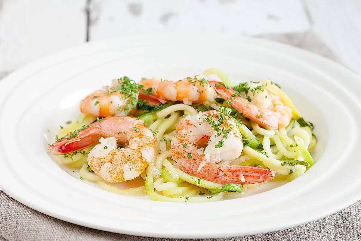 Courgette spaghetti with shrimp and coconut