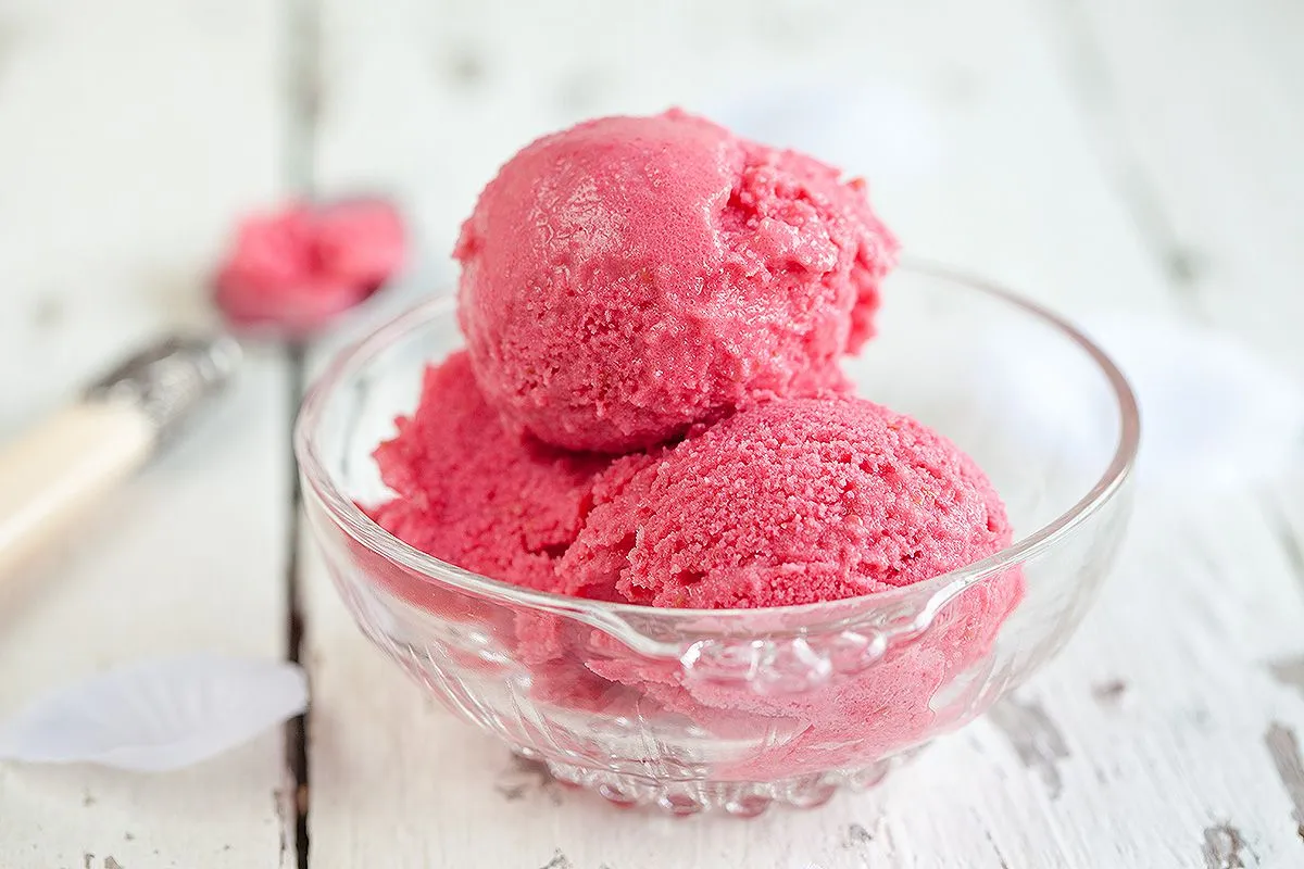 Raspberry frozen yoghurt