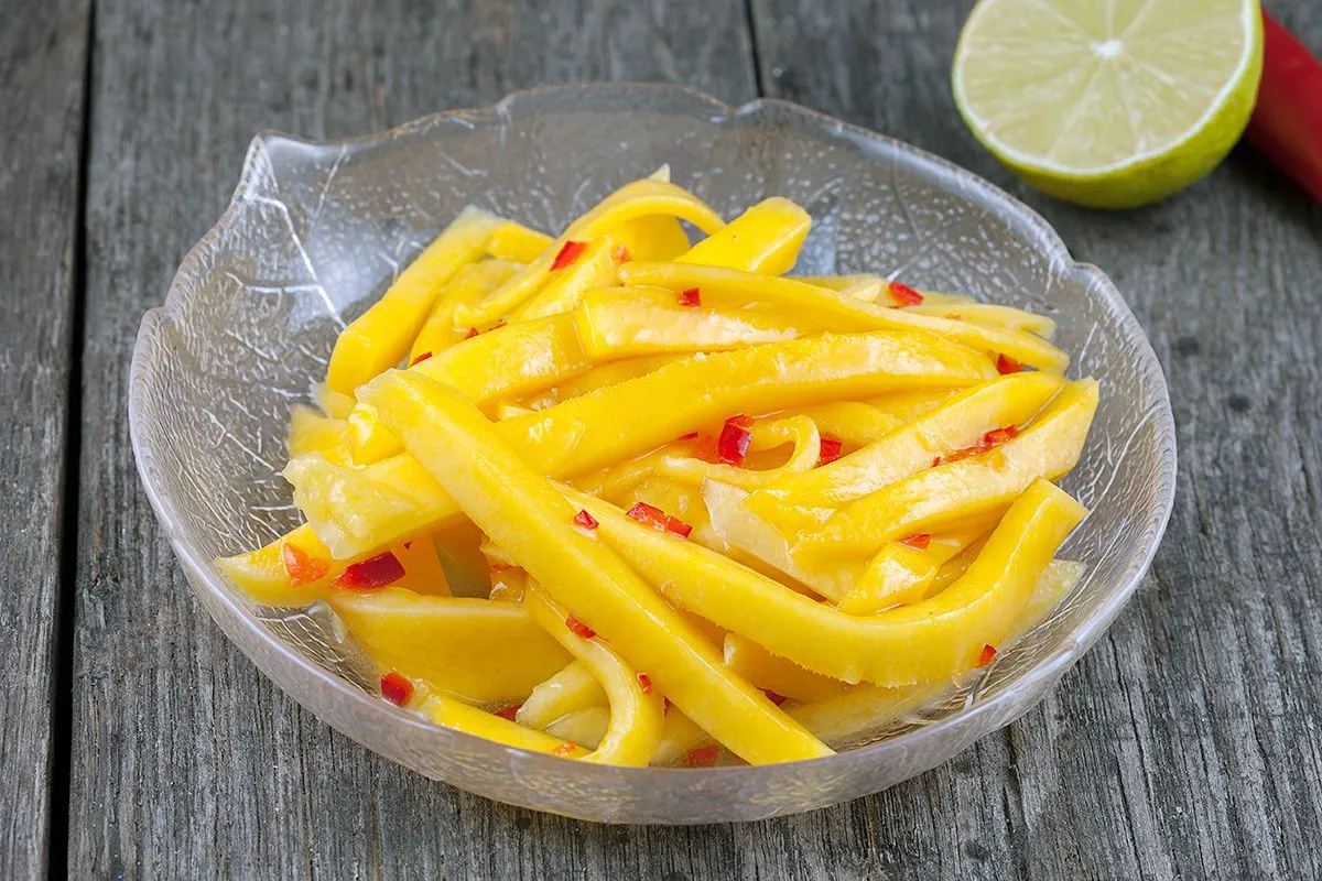 Spicy mango salad