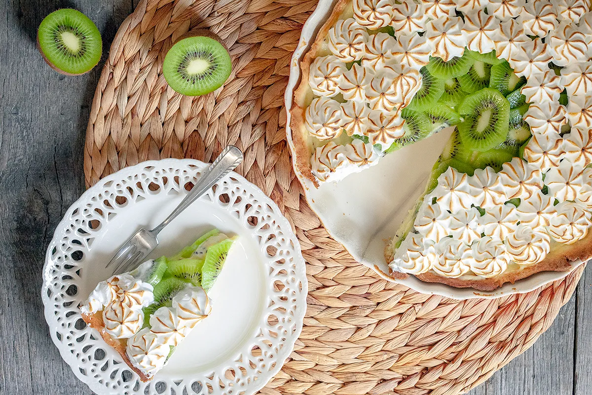 Kiwi meringue pie