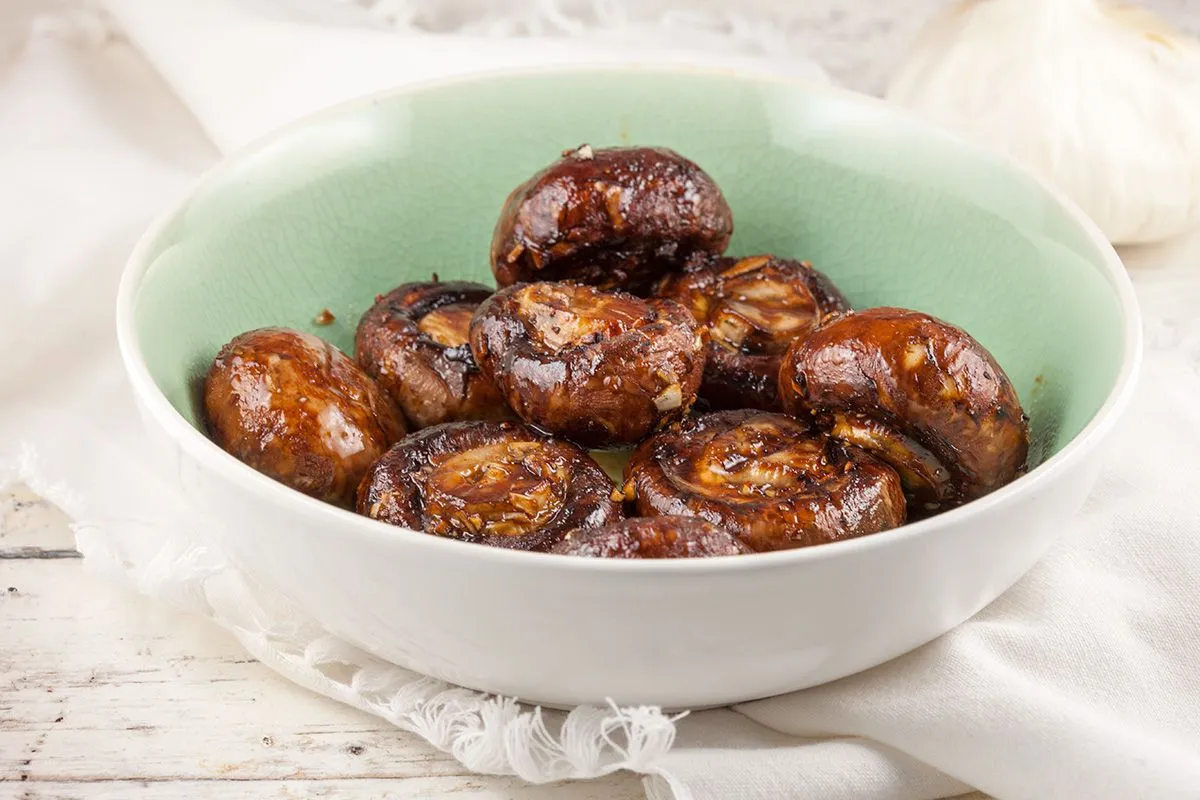 Barbecued garlic chestnut mushrooms