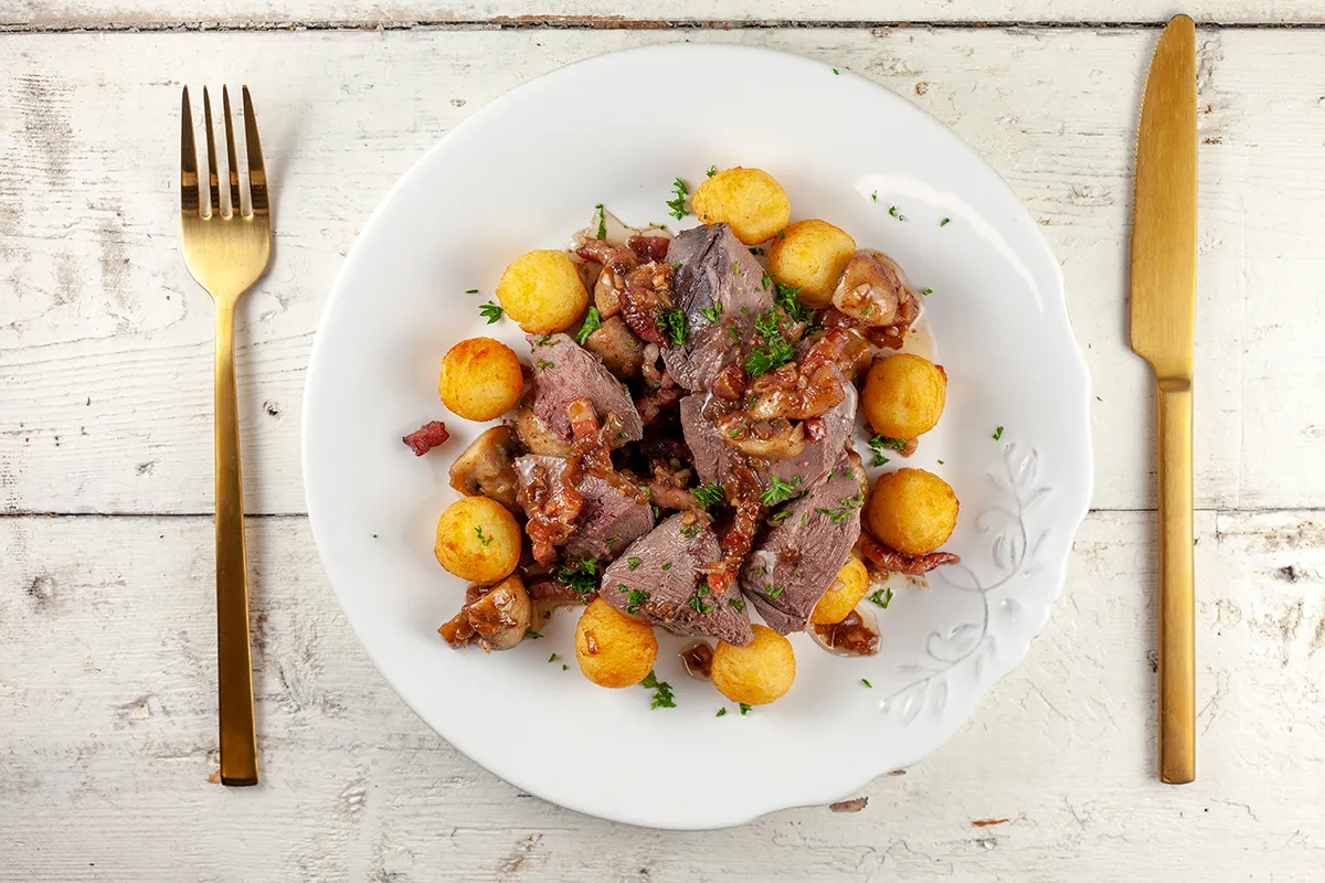 Pigeon with mushroom and white wine sauce