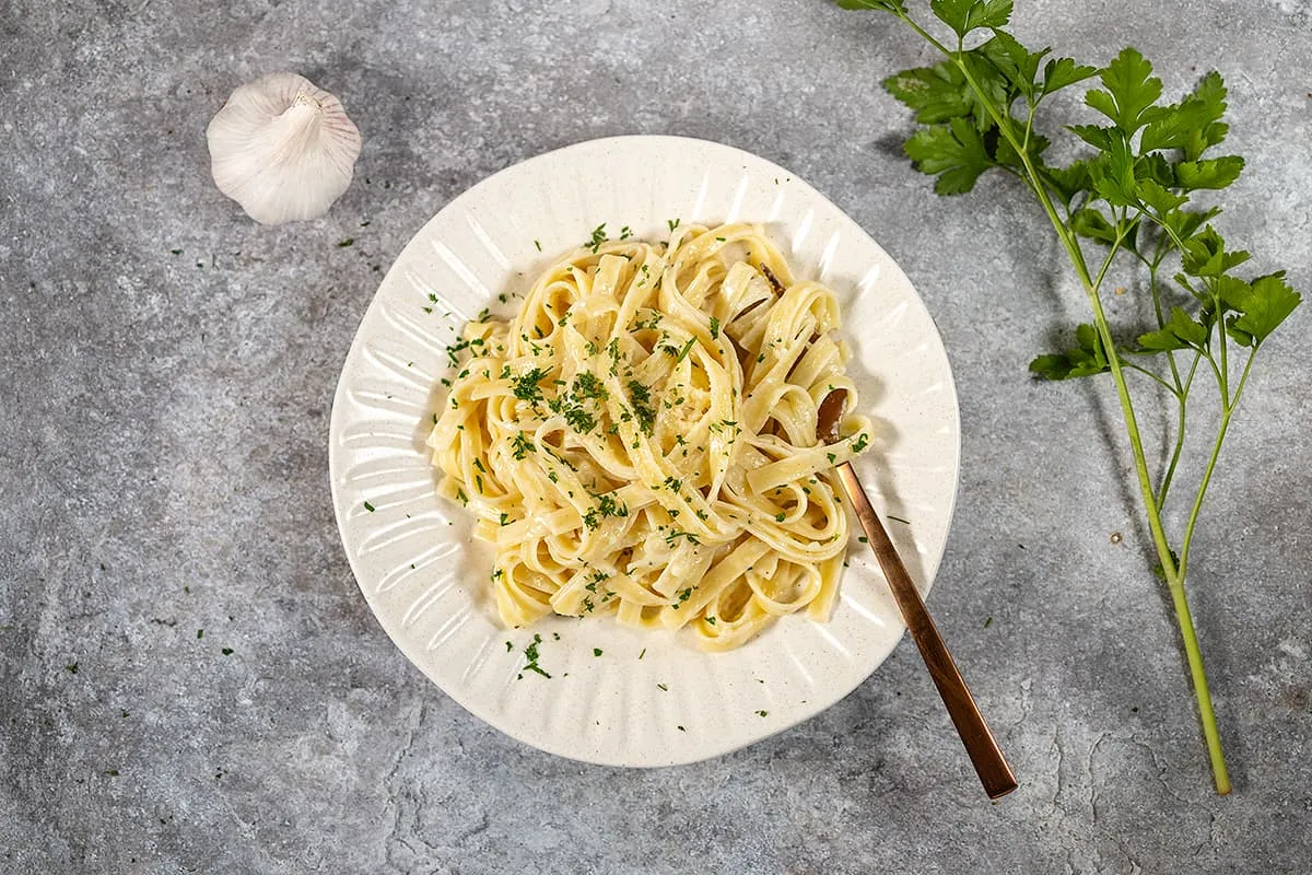 Creamy garlic pasta - easy weeknight meal