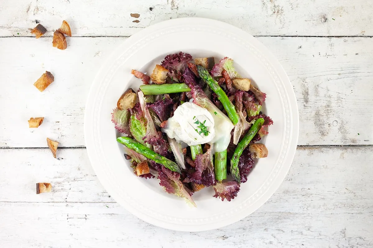 Green asparagus and baked goat cheese salad