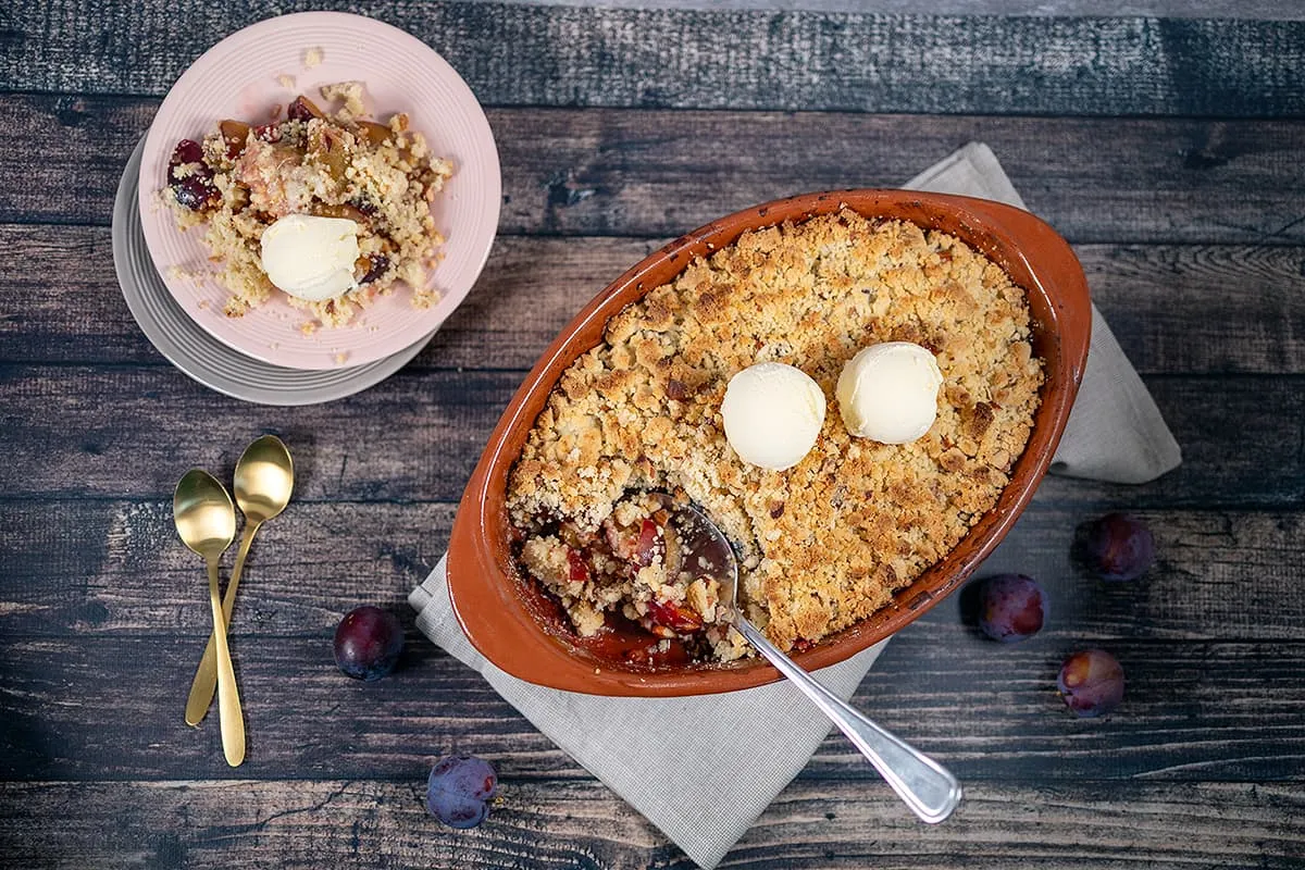Plum crumble - easy dessert with almonds