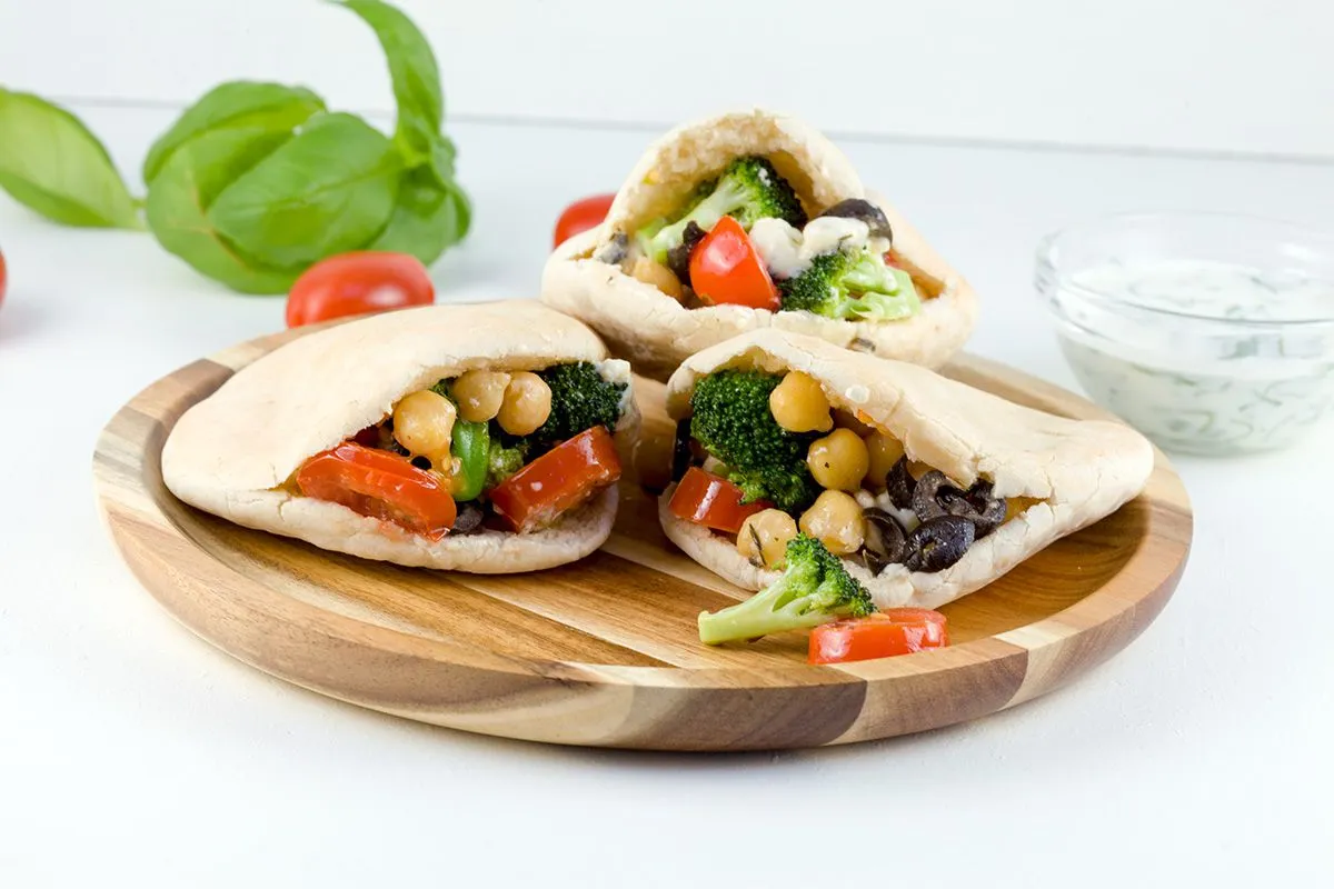 Mini pitas with chickpeas and broccoli