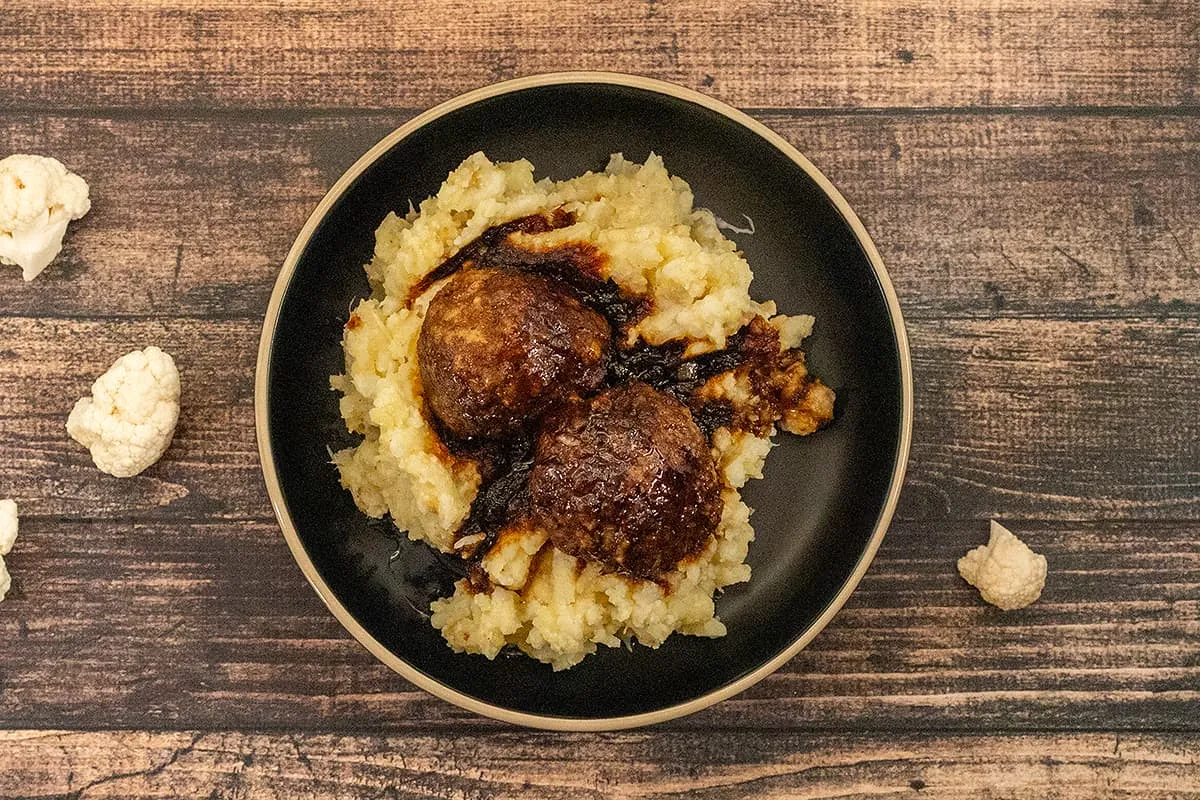 Cauliflower mash with meatballs - delicious weekday meal