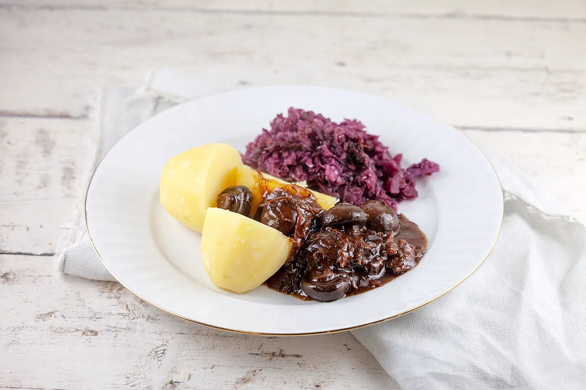 Beef stew with apple syrup and mushrooms