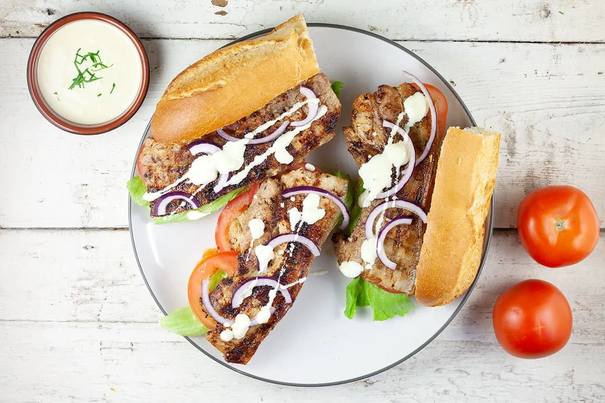 Barbecue bacon sandwich (with garlic sauce)