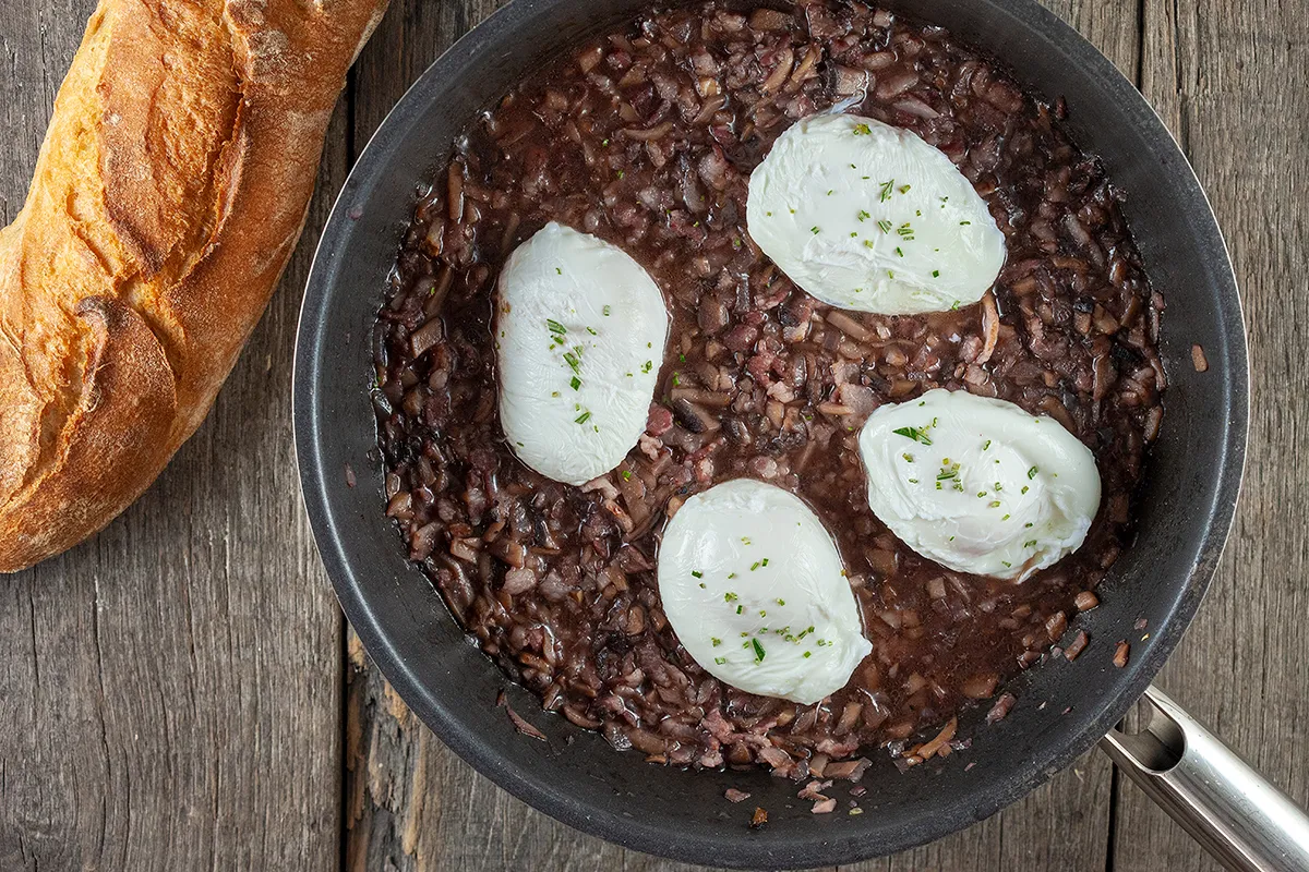 Oeufs en meurette - poached eggs in red wine sauce