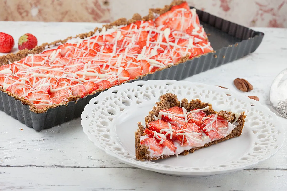 Strawberry-pecan pie