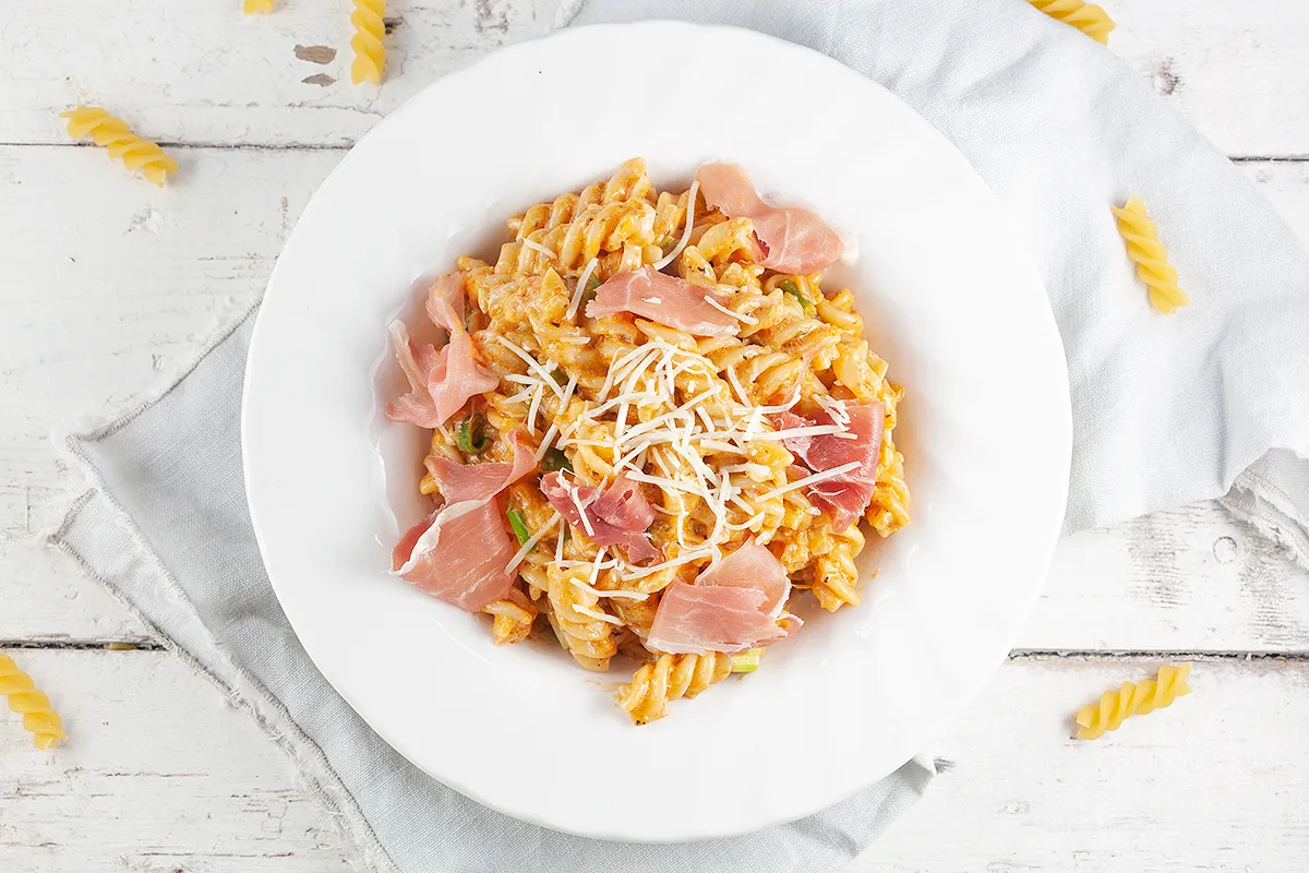 Red pesto pasta with Serrano ham