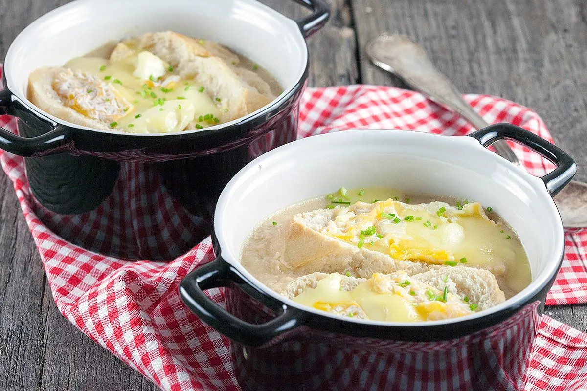 Cheesy cauliflower soup