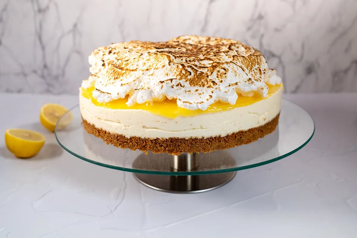 Lemon meringue cheesecake - a fresh lemon cake