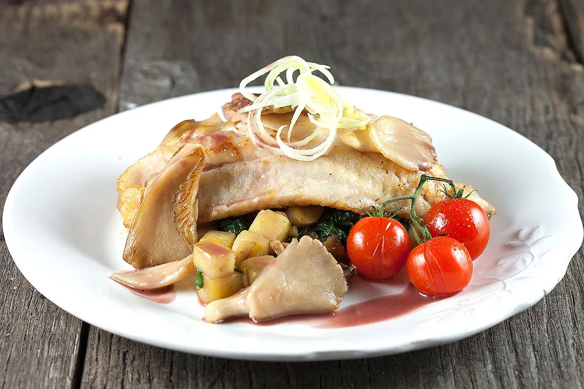 Red perch with spinach and mushrooms