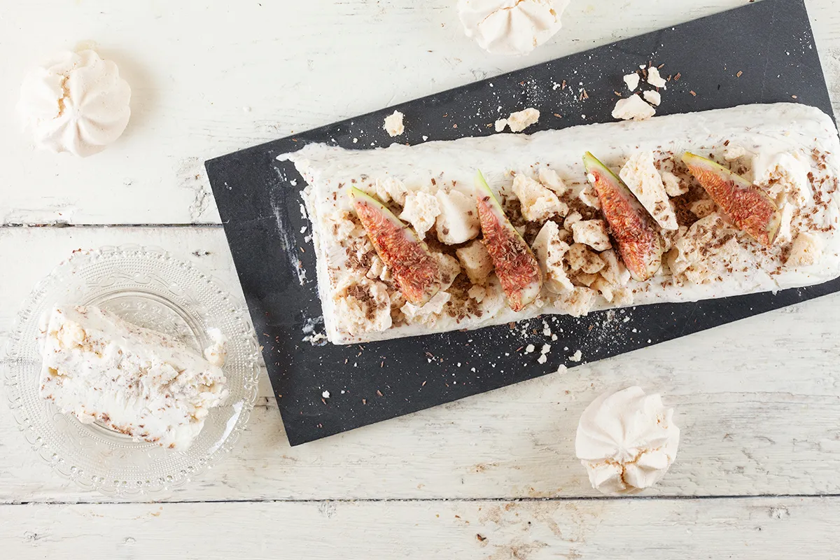 Meringue and stracciatella ice cream pie