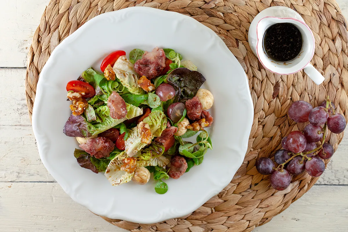 Salad with mozzarella, grapes and molasses dressing