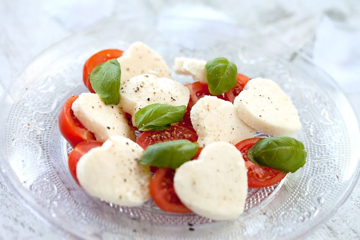 Insalata caprese (Italian mozzarella, tomato and basil salad)