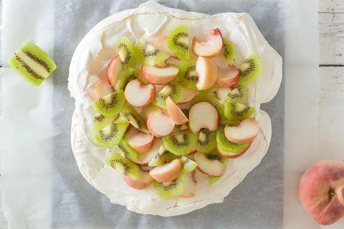 Pavlova with peaches and kiwi