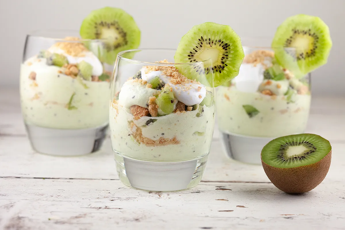 Creamy kiwi dessert with coconut cream (easy)
