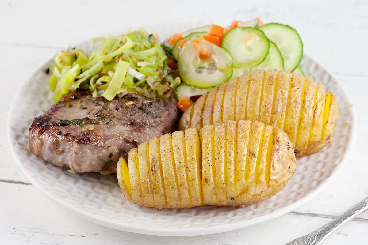 Lamb shank with Hasselback potatoes