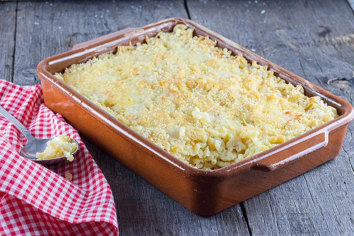 Oven-baked macaroni and cheese