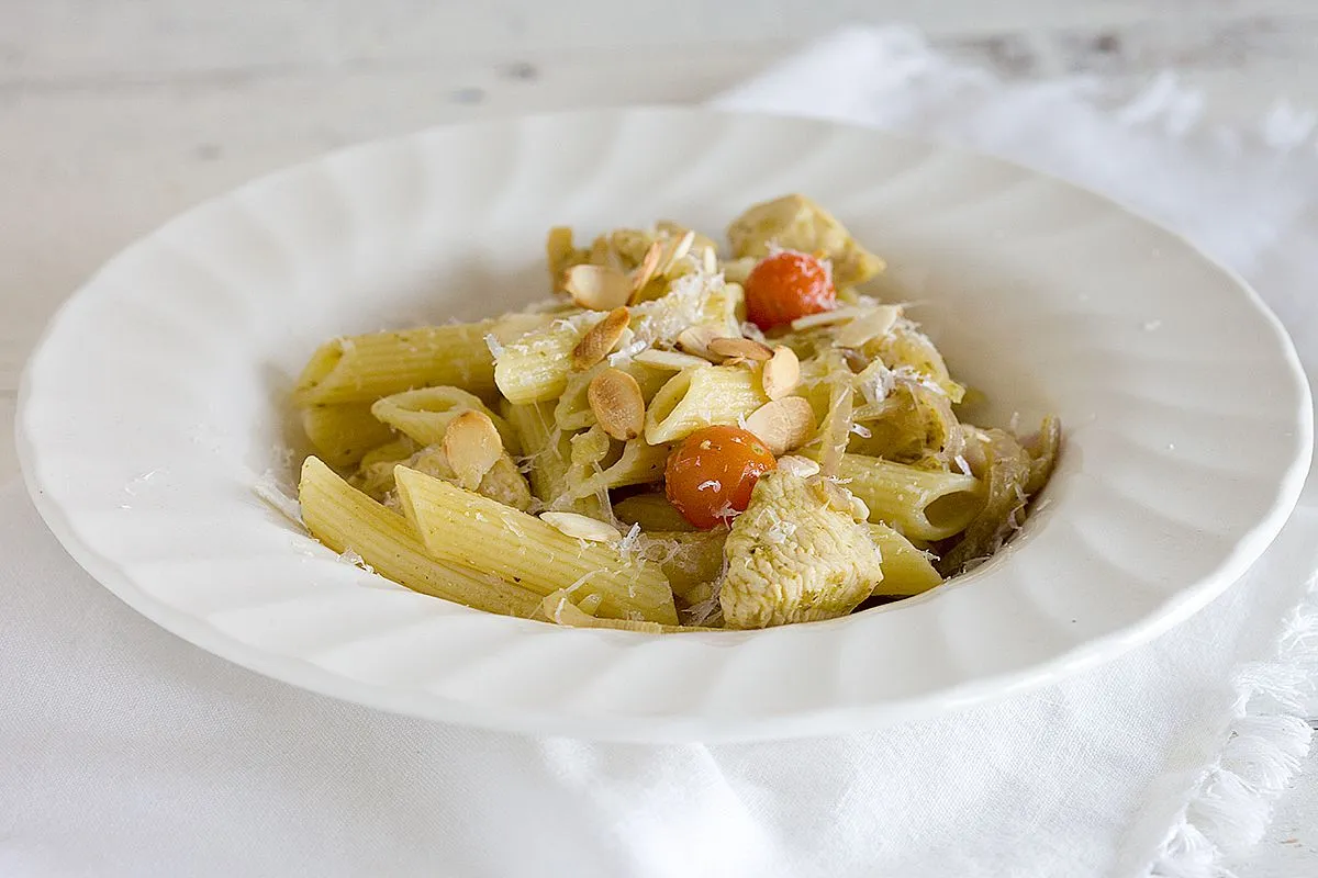 Chicken and pesto pasta with almonds