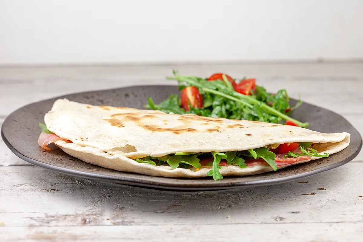 Piadina with ham and mozzarella