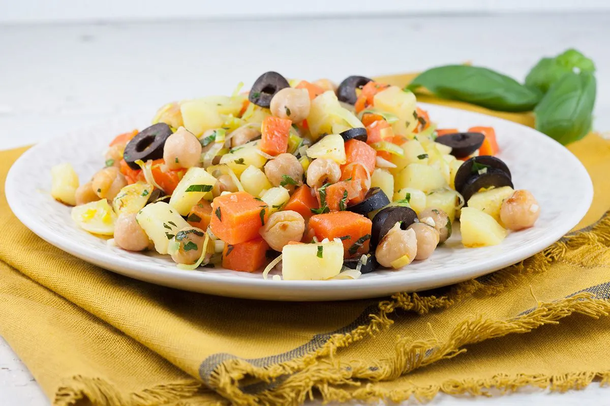 One-pot vegetarian chickpeas and veggies