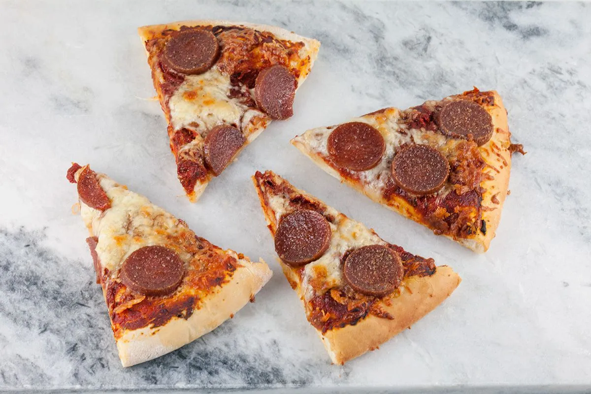 Salami pizza