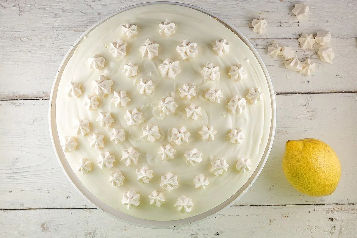 Lemon and meringue quark pie