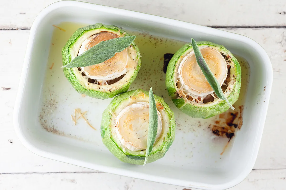 Stuffed zucchini with goat cheese