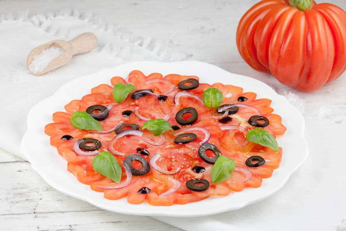 Coeur de boeuf tomato carpaccio with black olives