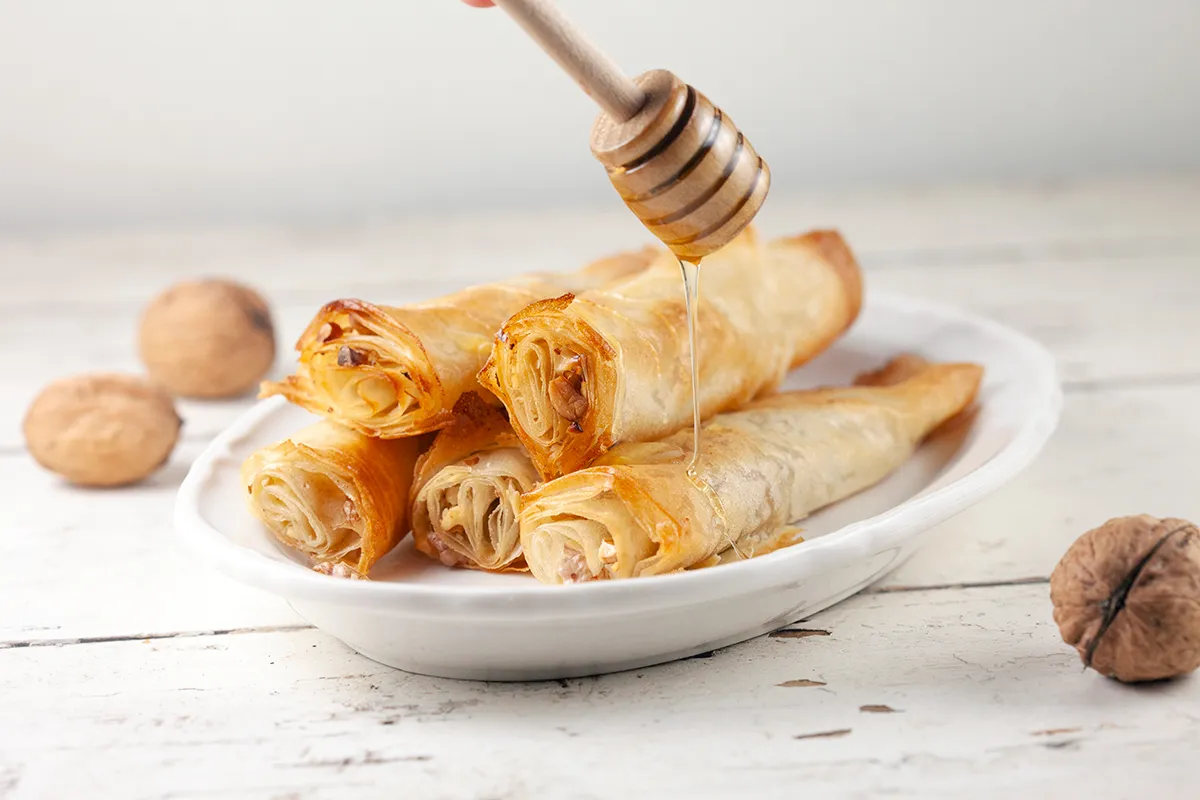 Walnut phyllo rolls