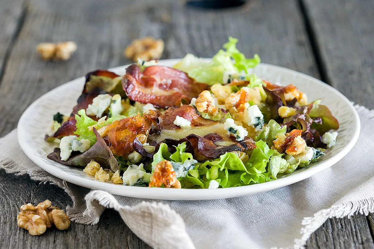 Autumn salad with bacon, lentils and cheese