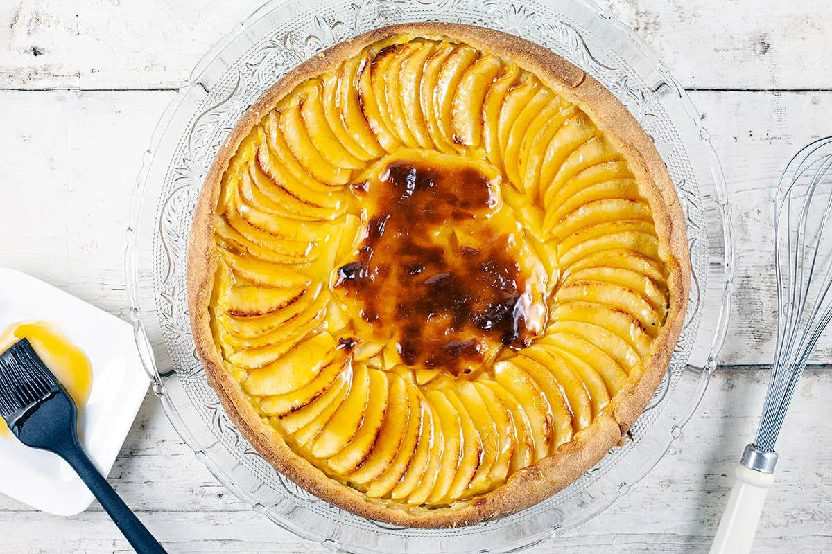 Flan patissier (French tart with pudding and apple)